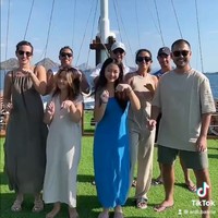 Ketika berada di kapal, Nia bersama suami dan anak sulungnya juga tampak berjoget bersama. Berdiri di sebelah Nia Ramadhani, Mikhayla tampil cantik mengenakan dress berwarna krem.&nbsp;Foto: Instagram