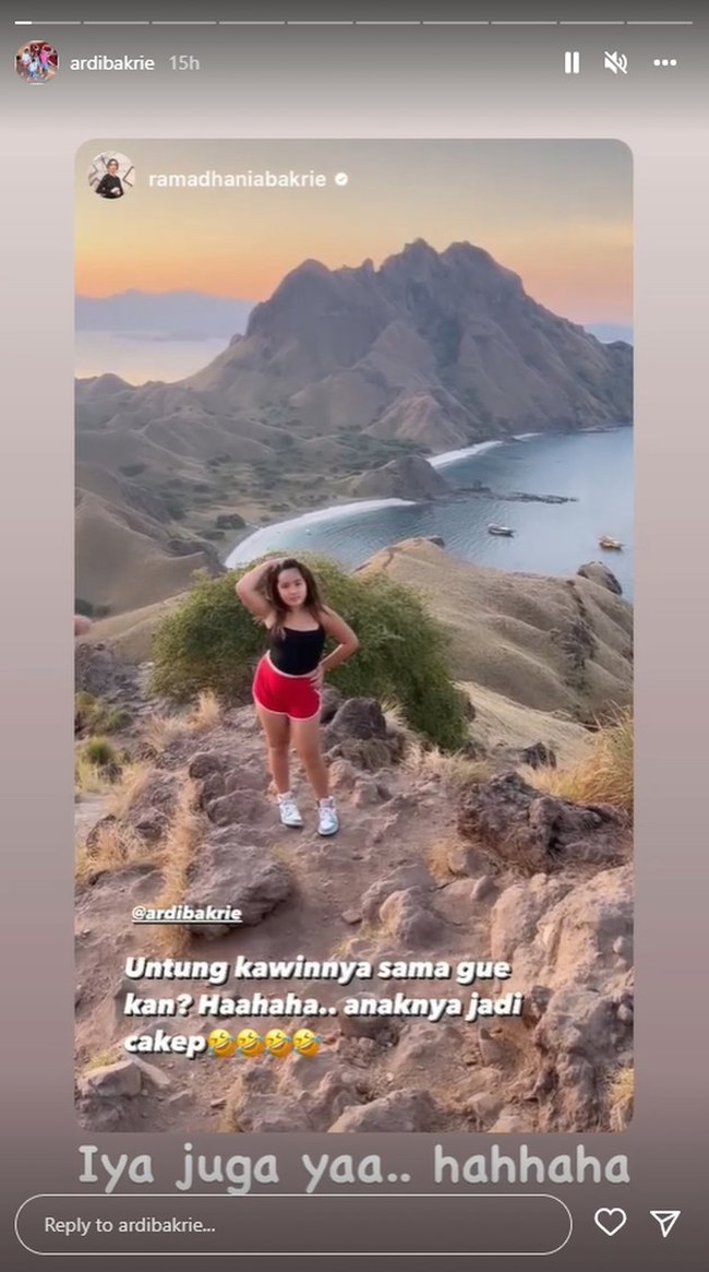 Mikhayla juga tampak cukup jago berpose. Seperti posenya yang satu ini saat beraada di Pulau Padar. Mengenakan tanktop hitam dan celana pendek merah, Mikhayla sudah seperti layaknya seorang remaja.&nbsp;Foto: Instagram