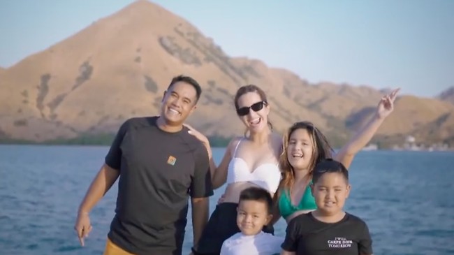Nia Ramadhani bersama sang suami, Ardi Bakrie, dan ketiga anak mereka tampak sedang menikmati momen liburan bersama di Labuan Bajo. Selama di sana, Nia dan keluarganya tampak mengunjungi beberapa lokasi wisata. Foto: Instagram