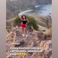 Mikhayla juga tampak cukup jago berpose. Seperti posenya yang satu ini saat beraada di Pulau Padar. Mengenakan tanktop hitam dan celana pendek merah, Mikhayla sudah seperti layaknya seorang remaja.&nbsp;Foto: Instagram