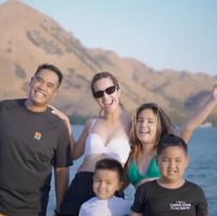 Nia Ramadhani bersama sang suami, Ardi Bakrie, dan ketiga anak mereka tampak sedang menikmati momen liburan bersama di Labuan Bajo. Selama di sana, Nia dan keluarganya tampak mengunjungi beberapa lokasi wisata. Foto: Instagram