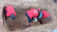 Ormas PBB saat membantu proses penggalian kubur Brigadir J (Foto: Tangkapan layar)