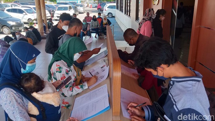 Para pencari SKCK mencari persyaratan mendaftar seleksi perangkat desa di Polres Klaten, Rabu (27/7/2022).