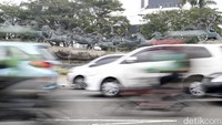 Sejumlah kendaraan melintas di sisi Patung Kuda Arjuna Wijaya, Jakarta, Rabu (27/07/2022).