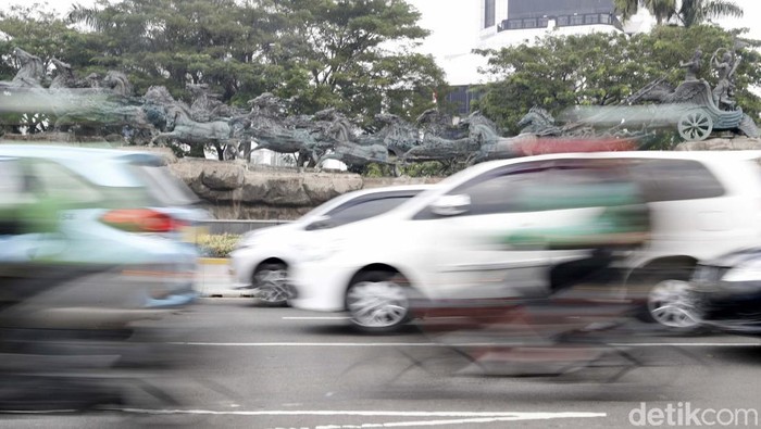Patung Kuda Arjuna di Jakarta, kurang perawatan. Patung tersebut tampak berlumut.