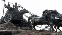 Patung Arjuna merupakan monumen berbentuk patung arjuna naik kereta dengan 8 kuda. Patung karya seniman Nyoman Nuarta tersebut terbuat dari perunggu. Dibangun pada 1987 lalu dan ditempatkan di persimpangan Jalan MH Thamrin, Jalan Medan Merdeka Barat, Jalan Medan Merdeka Selatan dan Jalan Budi Kemuliaan.