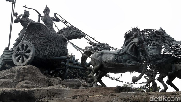 Patung Kuda Arjuna di Jakarta, kurang perawatan. Patung tersebut tampak berlumut.
