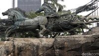 Patung Kuda Arjuna yang merupakan landmark ikonik di Jakarta terlihat kurang terawat, Rabu (27/7/2022).