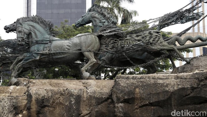 Patung Kuda Arjuna di Jakarta, kurang perawatan. Patung tersebut tampak berlumut.