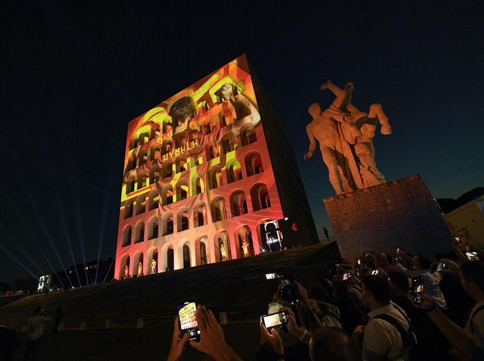 ROME, ITALY - JULY 26: AS Roma player Paulo Dybala during the presentation to fans from Palazzo della Civiltà on July 26, 2022 in Rome, Italy. (Photo by Silvia Lore/Getty Images)