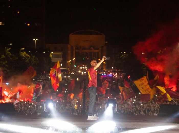 ROME, ITALY - JULY 26: AS Roma player Paulo Dybala during the presentation to fans from Palazzo della Civiltà on July 26, 2022 in Rome, Italy. (Photo by Fabio Rossi/AS Roma via Getty Images)
