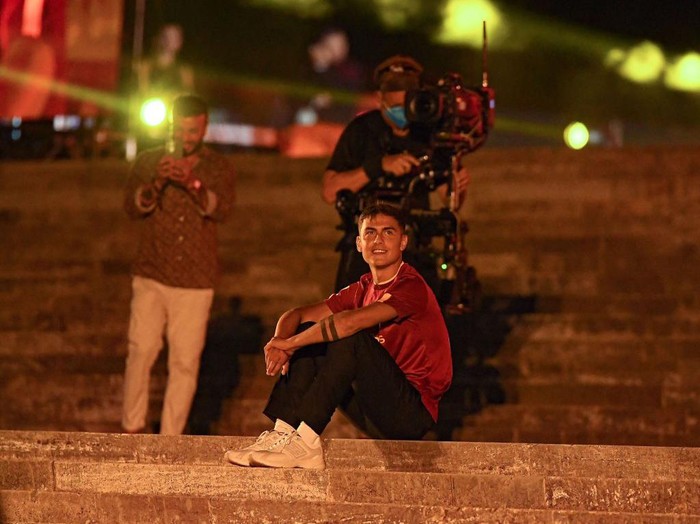 ROME, ITALY - JULY 26: AS Roma player Paulo Dybala during the presentation to fans from Palazzo della Civiltà on July 26, 2022 in Rome, Italy. (Photo by Silvia Lore/Getty Images)