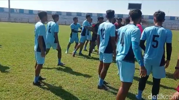 Pemain Persela bertengkar untuk prank pelatih Fakhri Husaini