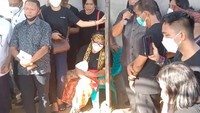 Rosti Simanjuntak tertunduk lesu melihat pemakaman ulang anaknya Brigadir J (foto: istimwa)