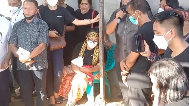 Rosti Simanjuntak tertunduk lesu melihat pemakaman ulang anaknya Brigadir J (foto: istimwa)