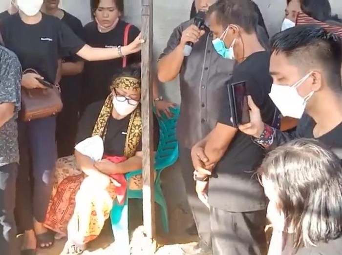 Rosti Simanjuntak tertunduk lesu melihat pemakaman ulang anaknya Brigadir J (foto: istimwa)