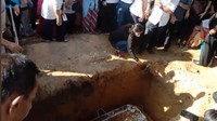 Peti jenazah Brigdir J saat akan diturunkan (foto: istimewa)
