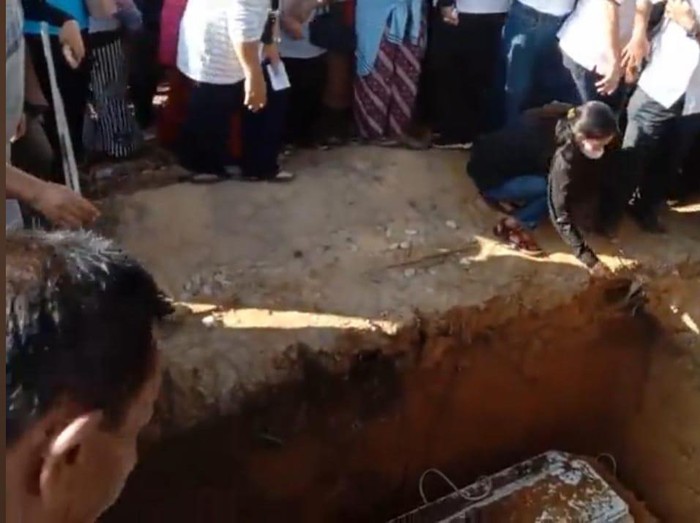 Peti jenazah Brigadir J saat akan dimasukkan ke liang lahat (foto: istimewa)