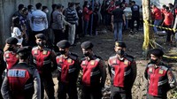 Sejumlah polisi berjaga saat pembongkaran makam almarhum Brigadir Polisi Nofriansyah Yosua Hutabarat atau Brigadir J di Sungai Bahar, Muarojambi, Jambi, Rabu (27/7/2022).
