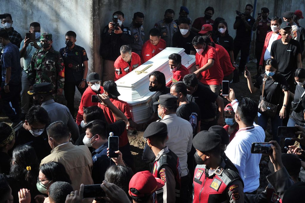 Ibu almarhum Brigadir Polisi Nofriansyah Yosua Hutabarat atau Brigadir J, Rosti Simanjuntak (kedua kanan) didampingi kerabat mendatangi makam anaknya sebelum pembongkaran di Sungai Bahar, Muarojambi, Jambi, Rabu (27/7/2022). Makam Brigadir J dibongkar kembali untuk kepentingan autopsi ulang atas permintaan keluarga dalam mencari keadilan dan pengungkapan kasus. ANTARA FOTO/Wahdi Septiawan/wsj.