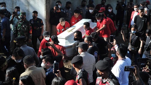 Ibu almarhum Brigadir Polisi Nofriansyah Yosua Hutabarat atau Brigadir J, Rosti Simanjuntak (kedua kanan) didampingi kerabat mendatangi makam anaknya sebelum pembongkaran di Sungai Bahar, Muarojambi, Jambi, Rabu (27/7/2022). Makam Brigadir J dibongkar kembali untuk kepentingan autopsi ulang atas permintaan keluarga dalam mencari keadilan dan pengungkapan kasus. ANTARA FOTO/Wahdi Septiawan/wsj.
