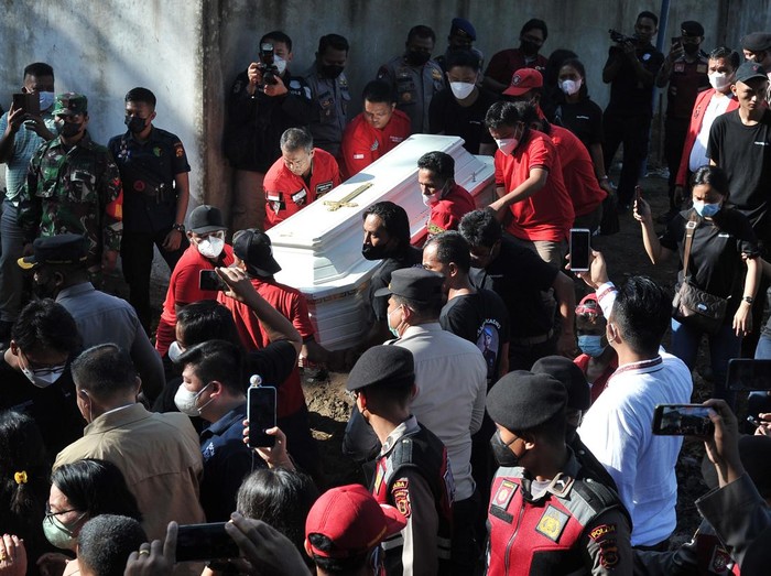 Ibu almarhum Brigadir Polisi Nofriansyah Yosua Hutabarat atau Brigadir J, Rosti Simanjuntak (kedua kanan) didampingi kerabat mendatangi makam anaknya sebelum pembongkaran di Sungai Bahar, Muarojambi, Jambi, Rabu (27/7/2022). Makam Brigadir J dibongkar kembali untuk kepentingan autopsi ulang atas permintaan keluarga dalam mencari keadilan dan pengungkapan kasus. ANTARA FOTO/Wahdi Septiawan/wsj.