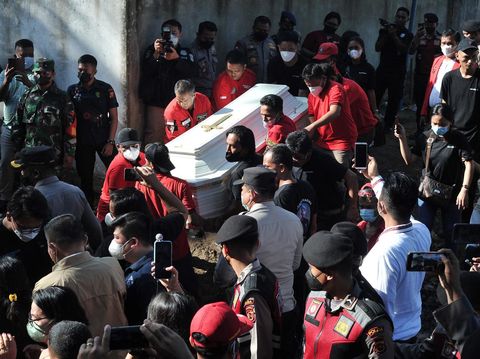 Ibu almarhum Brigadir Polisi Nofriansyah Yosua Hutabarat atau Brigadir J, Rosti Simanjuntak (kedua kanan) didampingi kerabat mendatangi makam anaknya sebelum pembongkaran di Sungai Bahar, Muarojambi, Jambi, Rabu (27/7/2022). Makam Brigadir J dibongkar kembali untuk kepentingan autopsi ulang atas permintaan keluarga dalam mencari keadilan dan pengungkapan kasus. ANTARA FOTO/Wahdi Septiawan/wsj.