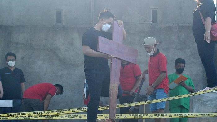 Ibu almarhum Brigadir Polisi Nofriansyah Yosua Hutabarat atau Brigadir J, Rosti Simanjuntak (kedua kanan) didampingi kerabat mendatangi makam anaknya sebelum pembongkaran di Sungai Bahar, Muarojambi, Jambi, Rabu (27/7/2022). Makam Brigadir J dibongkar kembali untuk kepentingan autopsi ulang atas permintaan keluarga dalam mencari keadilan dan pengungkapan kasus. ANTARA FOTO/Wahdi Septiawan/wsj.