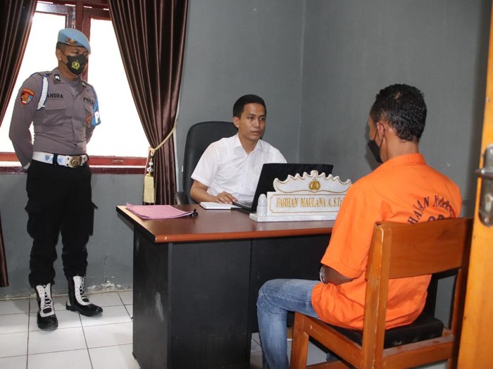 Kasatreskrim Polres Pringsewu, Iptu Feabo meminta keterangan dari tersangka penimbun BBM bersubsidi. Istimewa