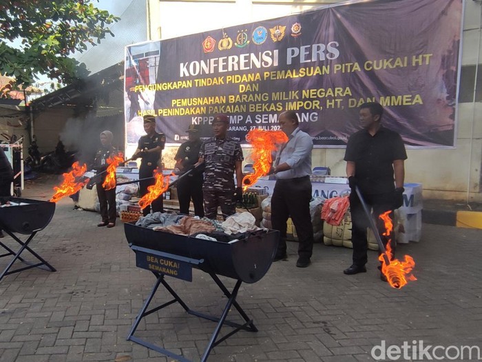 Pemusnahan pakaian bekas di Bea Cukai Semarang, Rabu (27/7/2022).