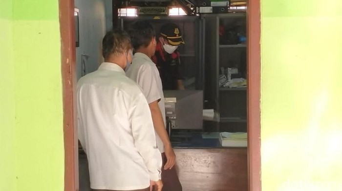 Penggeledahan kantor Kecamatan Gadingrejo Pasuruan