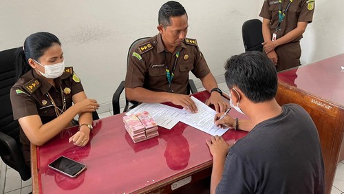 Pengurus LPD Anturan, KB, saat mengembalikan uang bonus penjualan kaveling tanah kepada penyidik Kejari Buleleng, (27/7/2022).