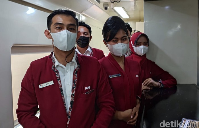 Penumpang yang tengah menikmati santapan dalam gerbong kereta
