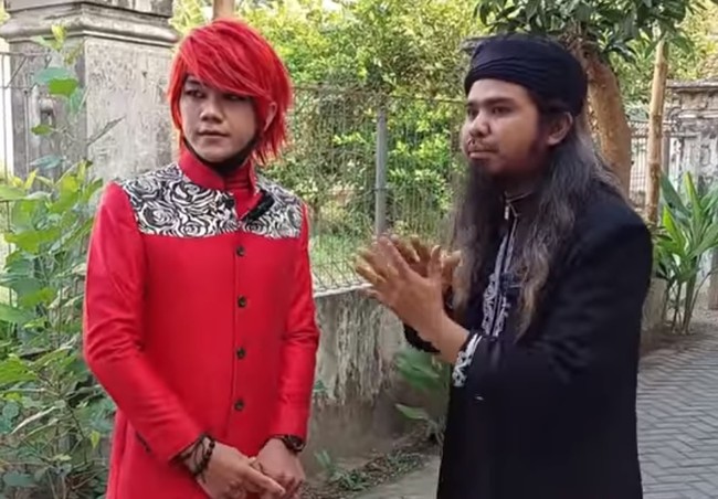 Pesulap Merah yang memiliki nama asli Marcel Radhival itu namanya belakangan jadi trending topic lantaran menantang pakar spiritual Gus Samsudin. Marcel dengan berani langsung datang ke tempat praktik Gus Samsudin di Blitar. Foto: Tangkapan layar/YouTube Padepokan Nur Dzat Sejati