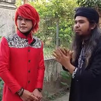 Pesulap Merah yang memiliki nama asli Marcel Radhival itu namanya belakangan jadi trending topic lantaran menantang pakar spiritual Gus Samsudin. Marcel dengan berani langsung datang ke tempat praktik Gus Samsudin di Blitar. Foto: Tangkapan layar/YouTube Padepokan Nur Dzat Sejati