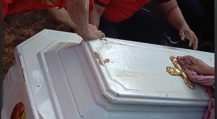 Proses pembersihan peti Brigadir J usai makamnya dibongkar. (foto: istimewa)
