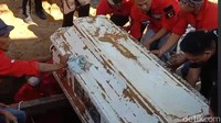 Proses pengangkatan peti jenazah Brigadir J. Ormas PBB turut serta membantu proses penggalian kubur Brigadir J. (foto: istimewa)
