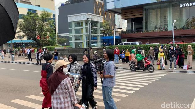 Petugas menjaga ketat zebra cross di Dukuh Atas agar tak dipakai peragaan busana Citayam Fashion Week. Namun sejumlah orang berpindah ke zebra cross lain. (Rakha DA/detikcom)