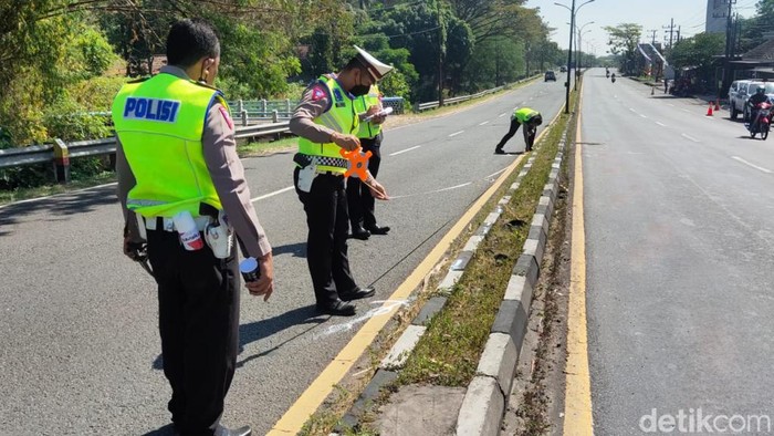 Petugas olah TKP kecelakaan di Pasuruan