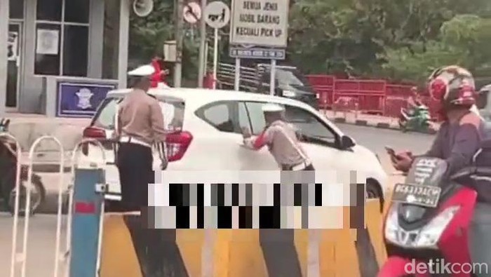 Polantas di Sumsel nyaris terseret mobil.