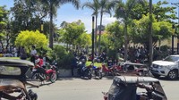 Warga juga langsung berhamburan keluar dari gedung.  