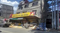 Sebuah gedung miring dan nyaris roboh saat gempa berkekuatan M 7,1 mengguncang Filipina utara pada Rabu (27/7). Gempa ini menyebabkan beberapa kerusakan.  