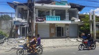 Tampal kontruksi rusak di bagian pilar bangunan. Akibat gempa beberapa gedung rusak parah, dindingnya mengalami retakan besar.  