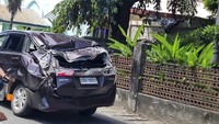 Mobil rusak parah akibat terkana reruntuhan gedung saat gempa. Para pejabat setempat mengatakan tidak ada korban jiwa dalam bencana gempa ini.  