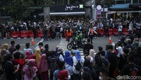 Sejumlah kendaraan yang melintas di lokasi tampak memperlambat lajunya.
