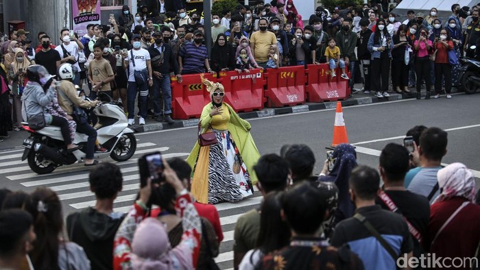Sejumlah warga beraktivitas di Zebra Cross, Dukuh Atas, Jakarta, Rabu (27/7/2022). Lokasi yang dikenal sebagai Citayam Fashion Week (CFW) ini tetap ramai kala jam pulang kerja.