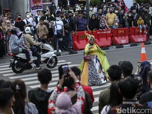 Citayam Fashion Week Munculkan Parkir Liar-Ganggu Lalu Lintas, Perlu Dibubarkan?