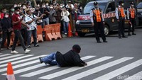 Kini zebra cross itu dijadikan tempat fashion show alternatif di Dukuh Atas. 