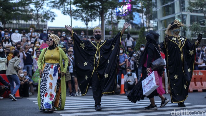 Sejumlah warga beraktivitas di Zebra Cross, Dukuh Atas, Jakarta, Rabu (27/7/2022). Lokasi yang dikenal sebagai Citayam Fashion Week (CFW) ini tetap ramai kala jam pulang kerja.
