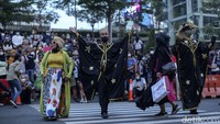 Seperti diketahui, fenomena catwalk di zebra cross Citayam Fashion Week akhir-akhir ini menjadi tren di kalangan masyarakat. Tidak hanya masyarakat biasa, tetapi kalangan artis juga ikut-ikutan catwalk di Citayam Fashion Week ini.